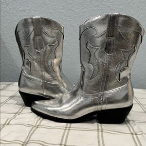 No Boundaries Silver Heeled Cowboy Boots Size 8